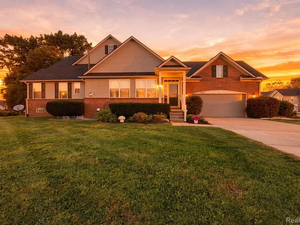 30020 Trail Creek Dr #53, New Boston, MI 48164