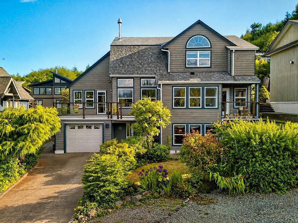 1st image of 607 Pfeiffer Cres