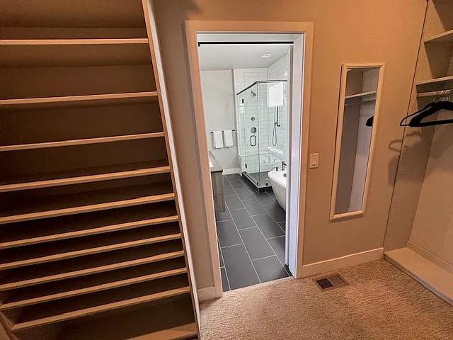 Master Walk-In
