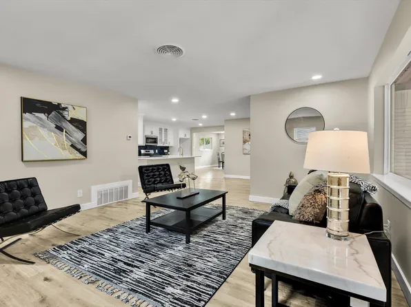 6005 Saint Johns Ln, Fort Worth, TX 76114