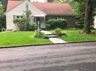 27 Wooleys Ln E, Great Neck, NY 11021