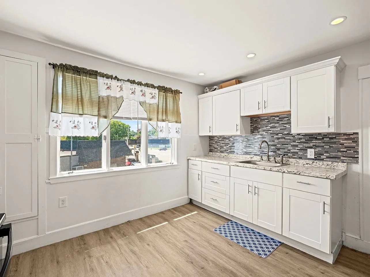 4 bed, 2218 sqft, $3,800 — Photo 3