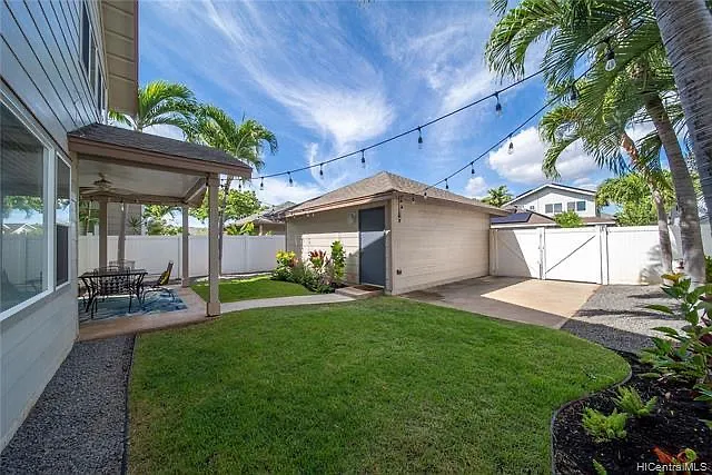 Detached garage + 3rd parking spot
