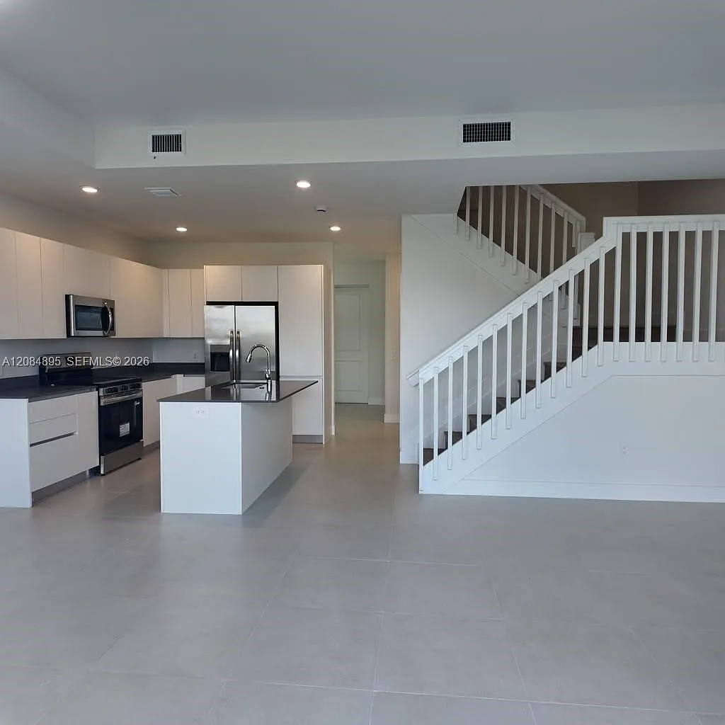 3 bed, 2.5 bath, 1558 sqft, $2,850 — Photo 3