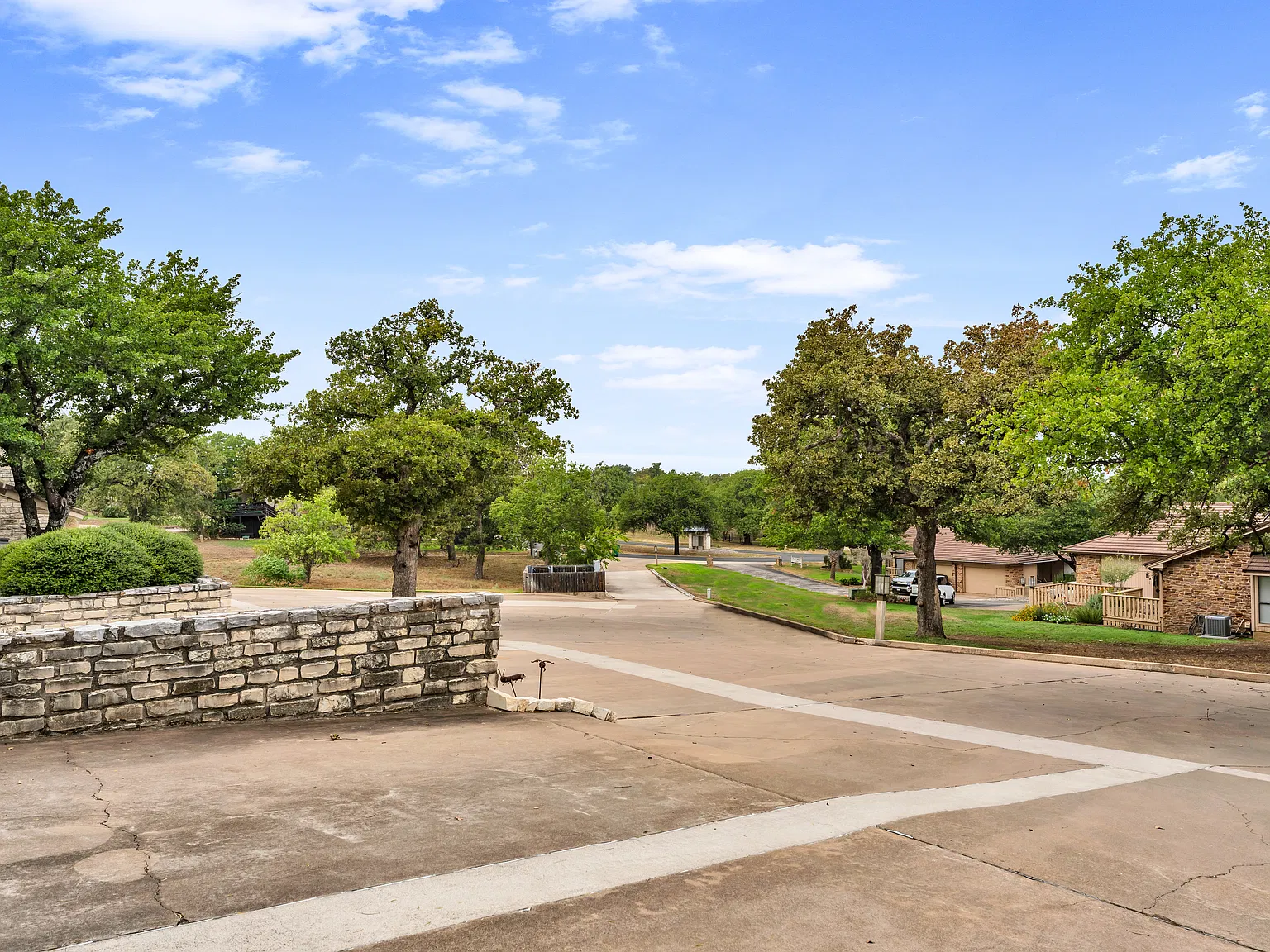3 bed, 2340 sqft, $2,500 — Photo 4