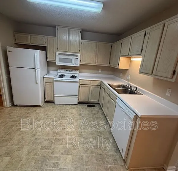 1818 Saddlewood Ct #B — Photo 2