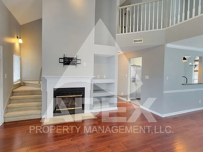 8140 Faircrest Ln — Photo 5
