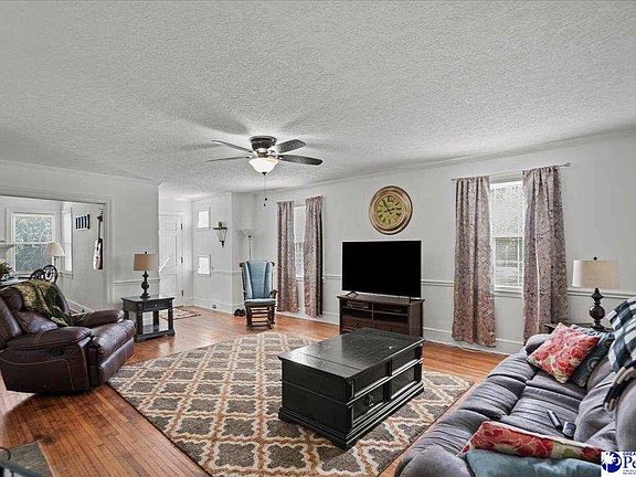 5th image of 400 Woodland Dr