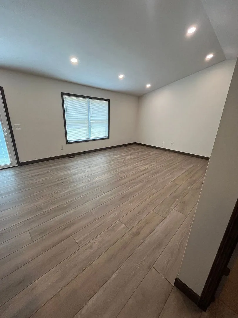 786 Glory Drive — Photo 3