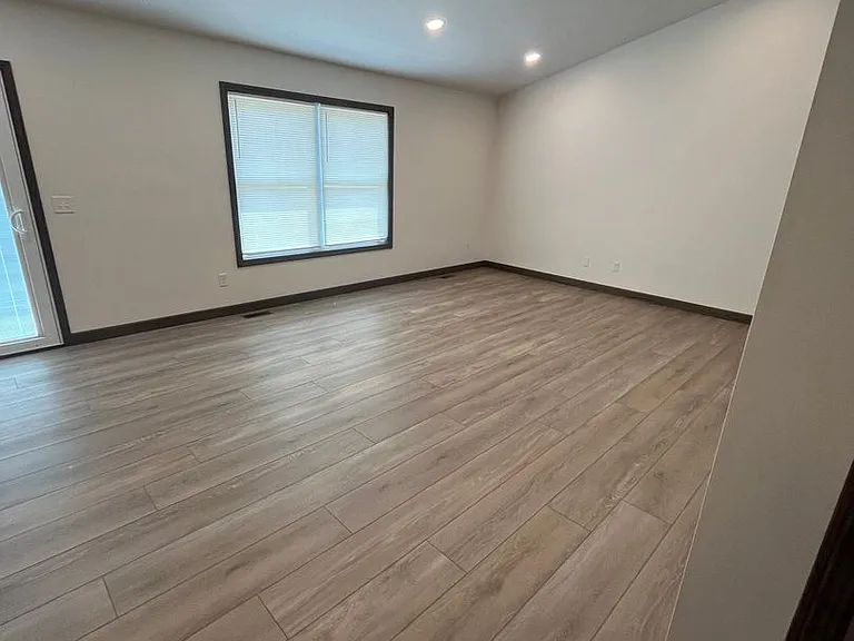 786 Glory Dr — Photo 3