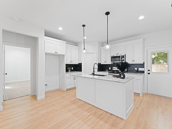 4th image of 2723 Lagow St