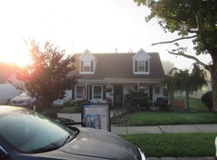 38 Viburnum Ln, Levittown, PA 19054