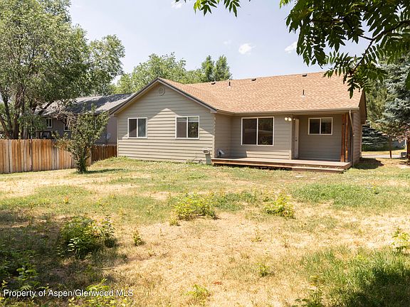 4th image of 215 Lupine Dr