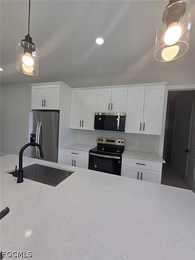 3 bed, 3.0 bath, 1061 sqft, $1,800 — Photo 4