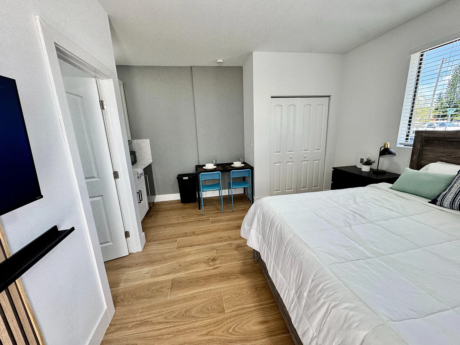 1 bed, 1.0 bath, 350 sqft, $2,118 — Photo 2
