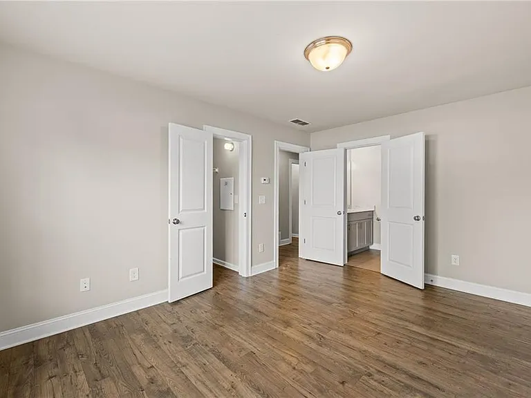 1098 Township Sq — Photo 39