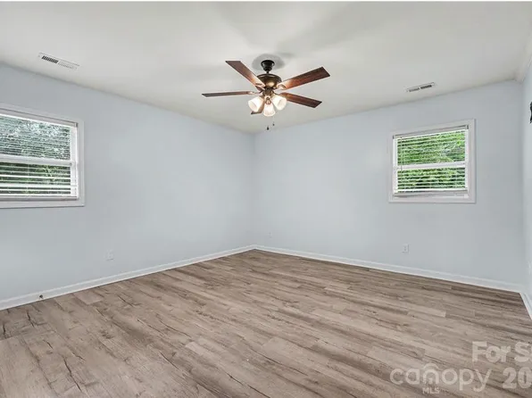 9902 Forest Dr, Charlotte, NC 28216
