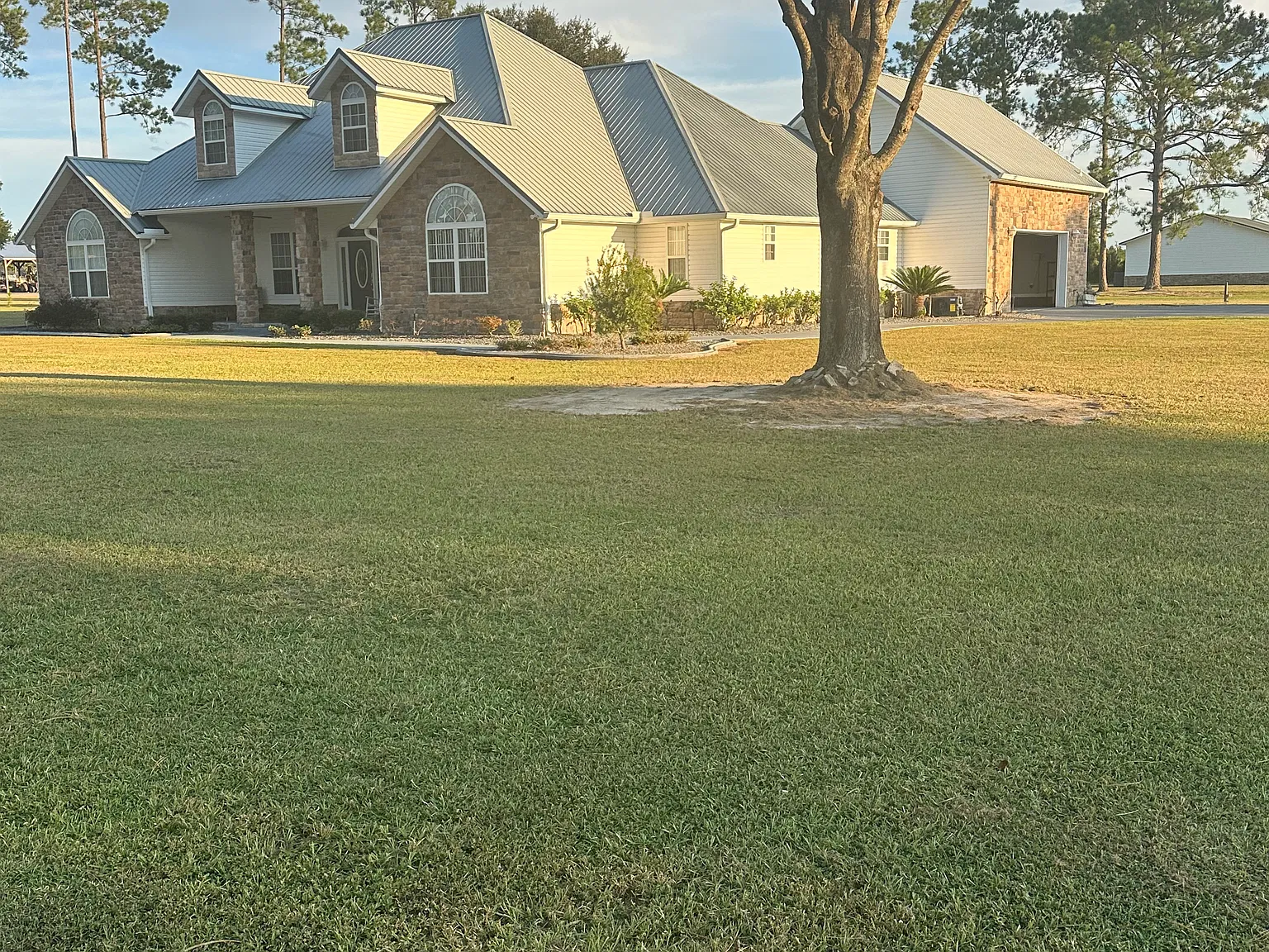 5 bed, 3.5 bath, 3400 sqft, $1,100 — Photo 2
