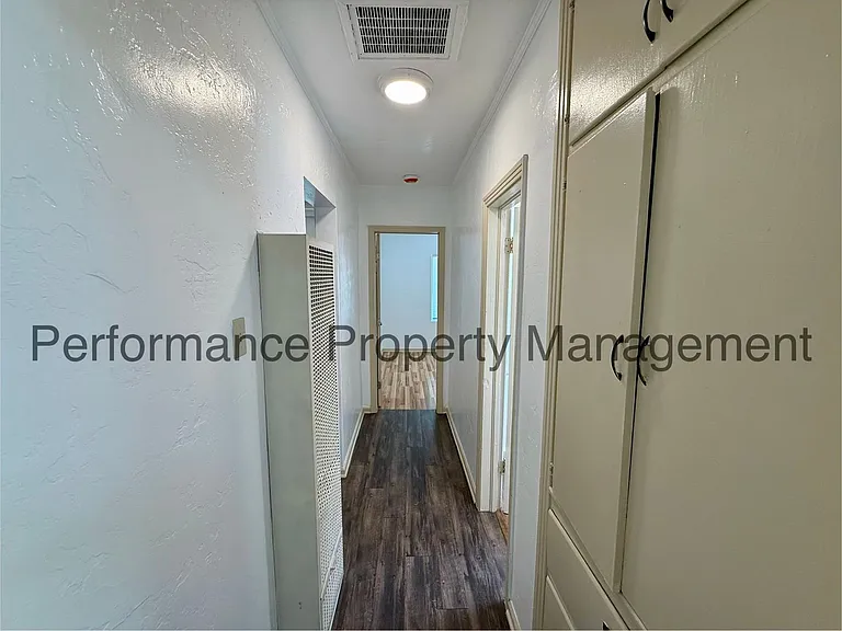 Woodrow Ave 720 — Photo 15