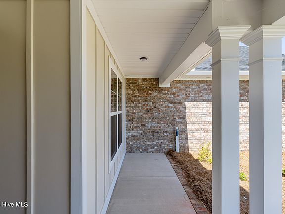 5th image of 1589 Bellingham Drive
