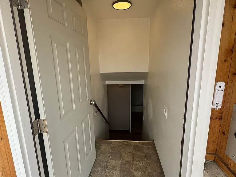 380 NW Thomas St #B — Photo 3