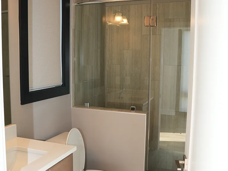 Loft level full bath