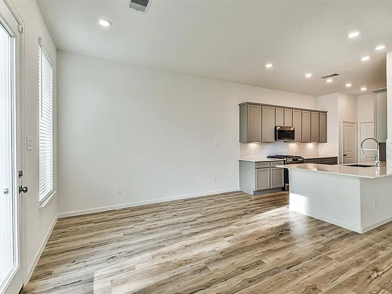 678 Royal Arch — Photo 8