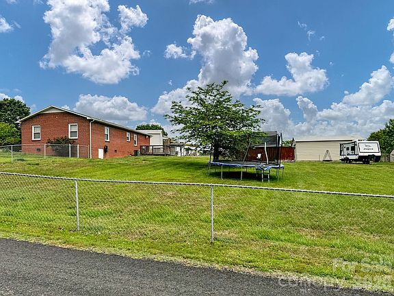 4th image of 2101 La Mesa Ct
