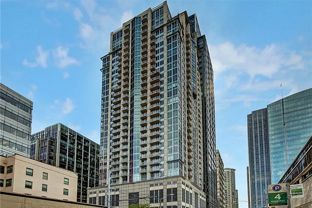 Luxury Downtown Studio Available Now, Perfect Location, Close to Everything! — Photo 1