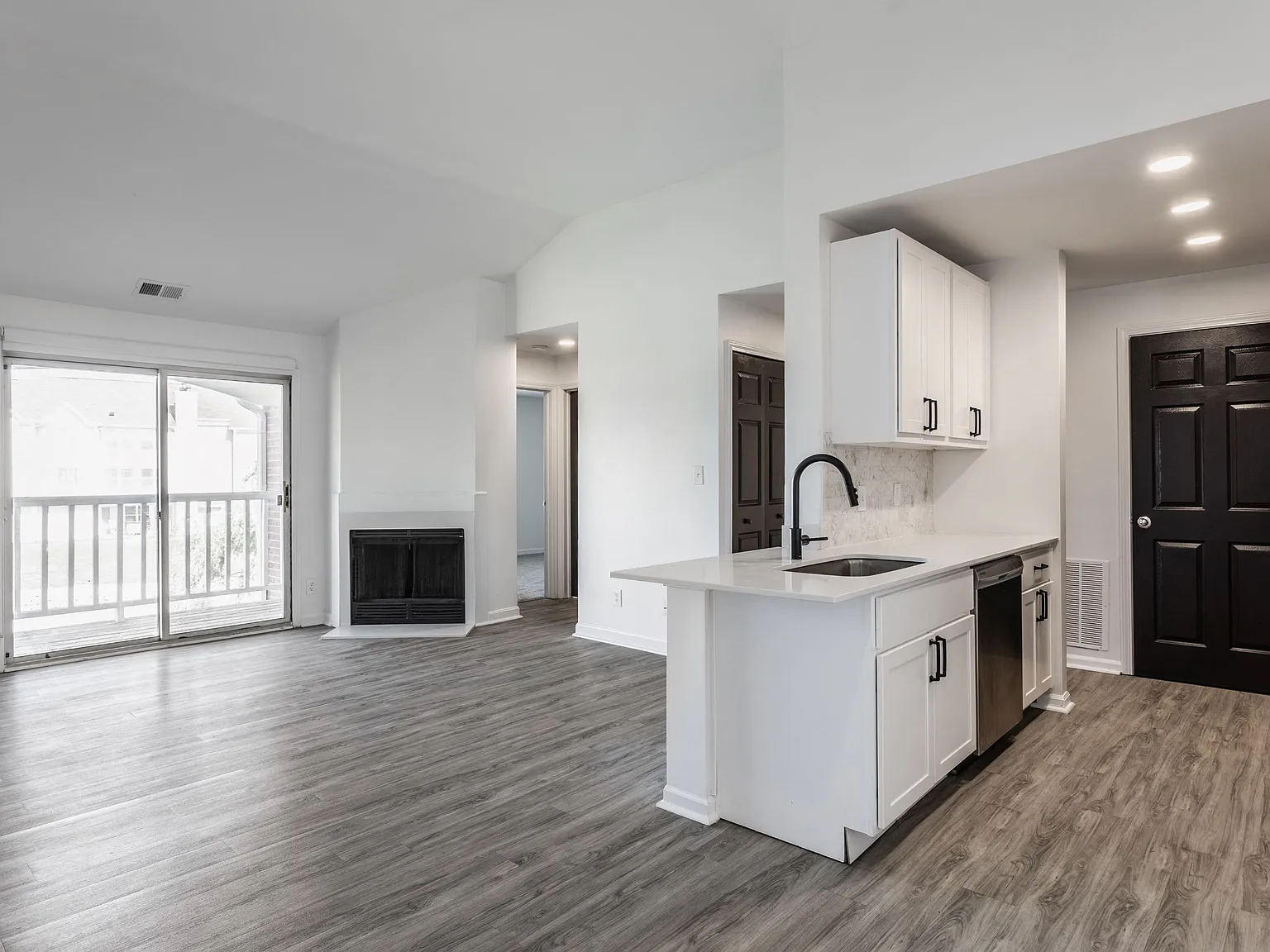 Sundance Apartments — Photo 2