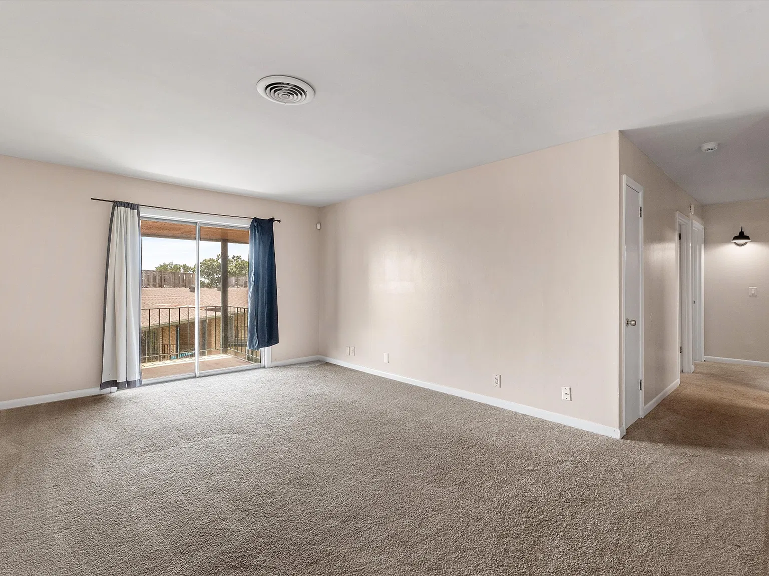 555 N Dupont Ave — Photo 2