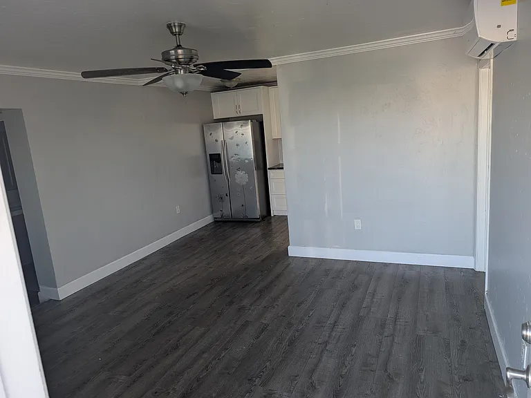3946 Broadway — Photo 2
