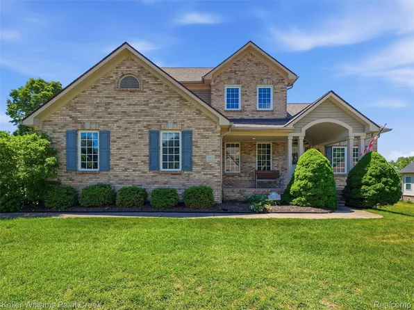 101 Willow Lake Dr, Oxford, MI 48371