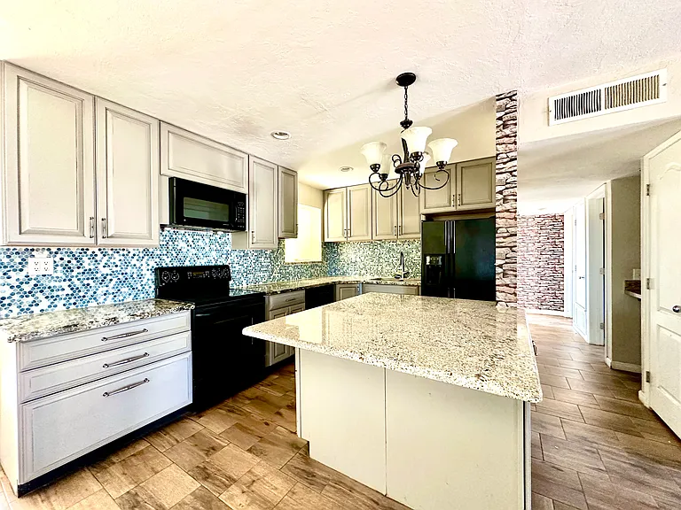 267 E Millett Ave — Photo 4