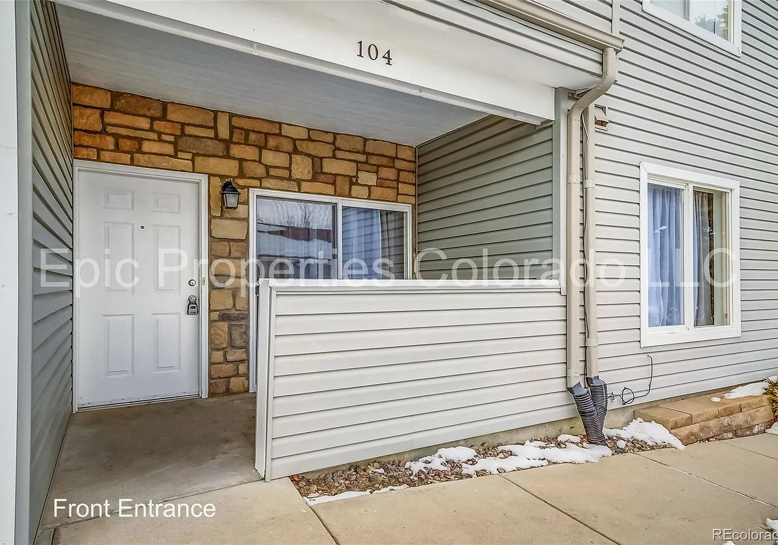 2 bed, 2.0 bath, 982 sqft, $2,050 — Photo 2