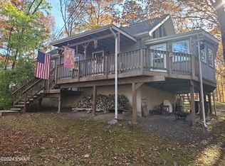 136 Fawn Lake Dr, Hawley, PA 18428