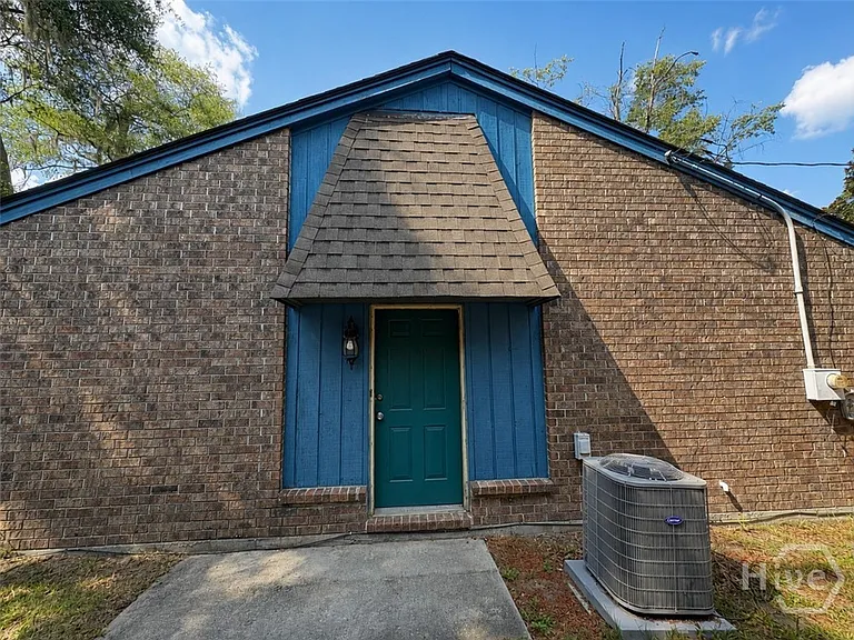 432 Edgewater Rd — Photo 1