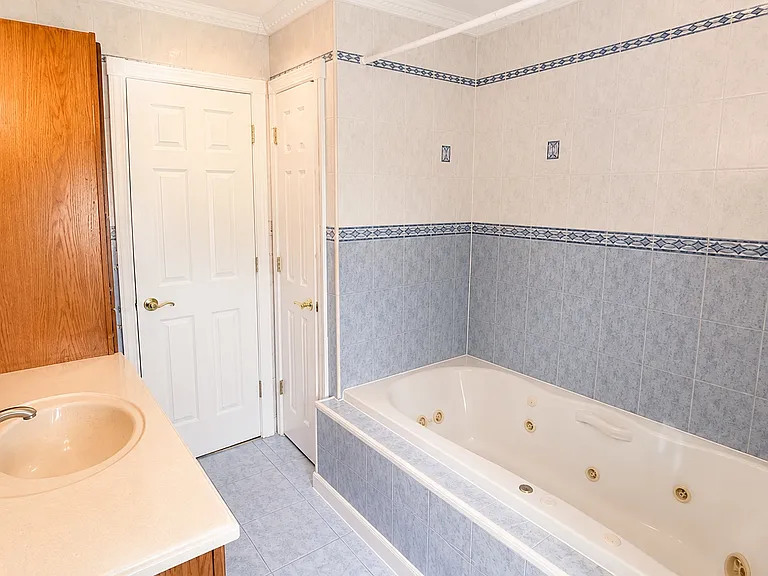 124 Kelvin Ave #2 — Photo 12
