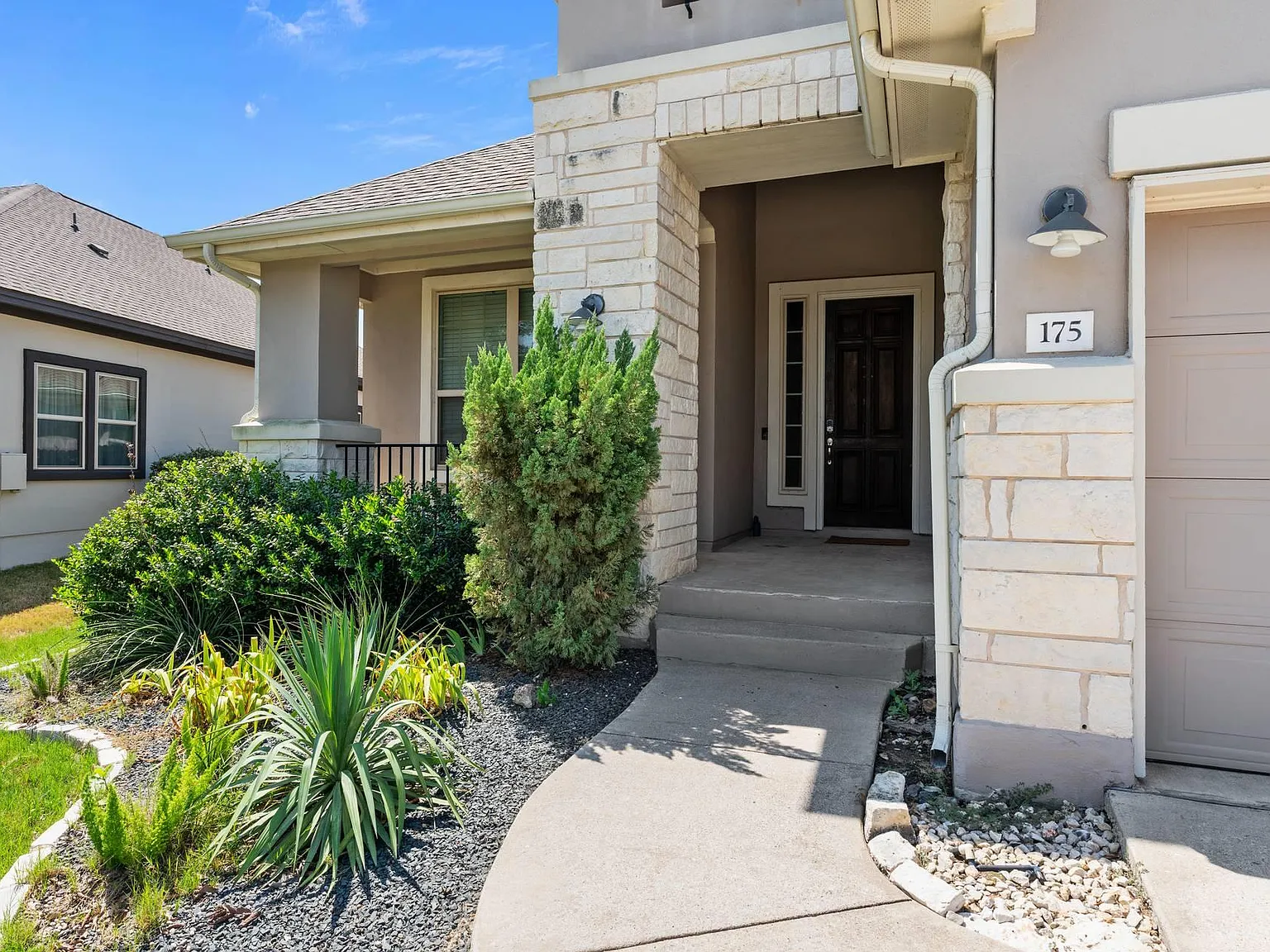 4 bed, 2.5 bath, 2492 sqft, $3,200 — Photo 3