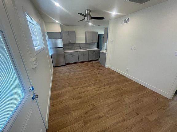 3rd image of 1039 E Whitton Ave