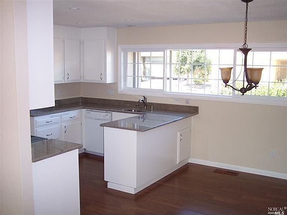 5th image of 220 Mountain View Dr