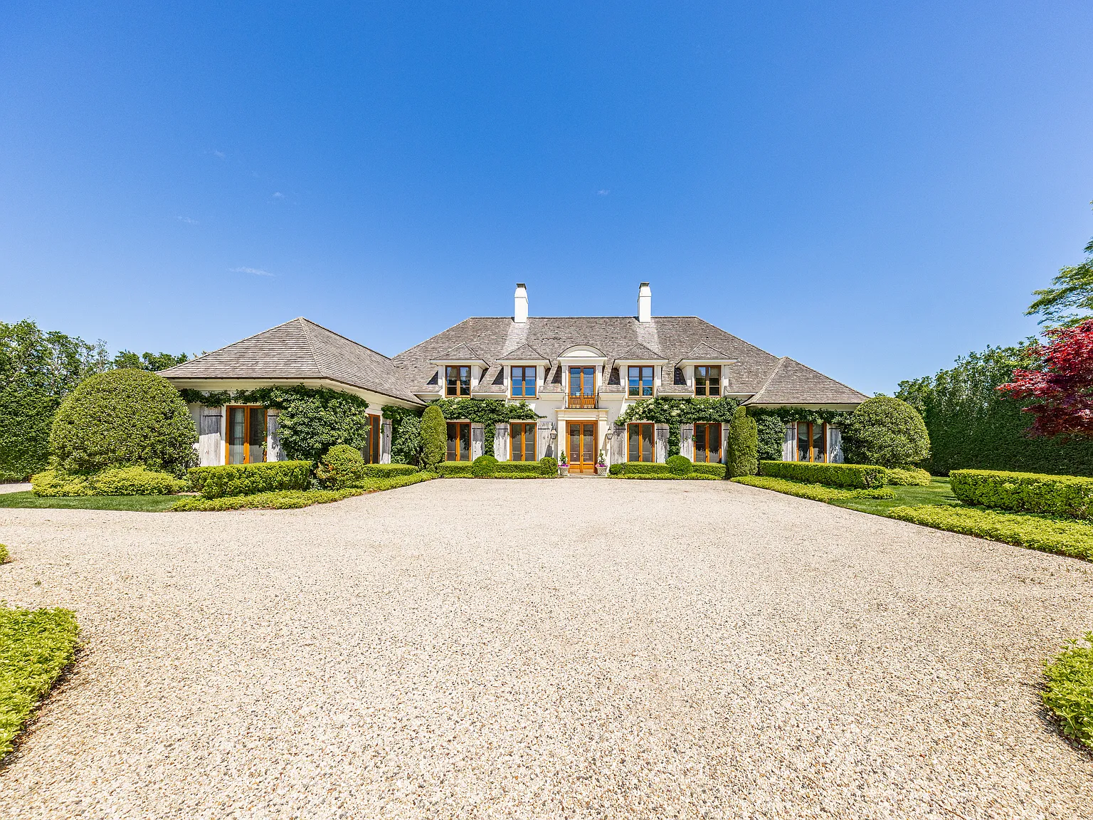 Southampton Village 6 Bedroom House on Large Parcel — Photo 2
