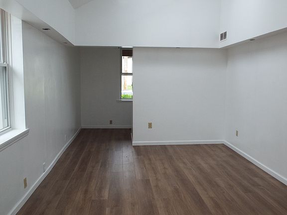 4th image of 8511 Lacey Ave