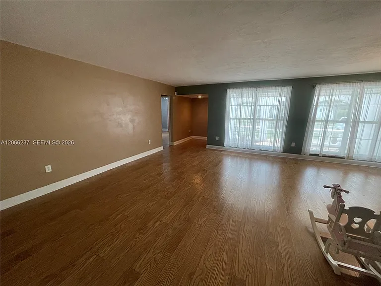 9301 SW 54th St — Photo 11
