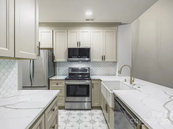 795 Peninsula Dr, Davidson, NC 28036