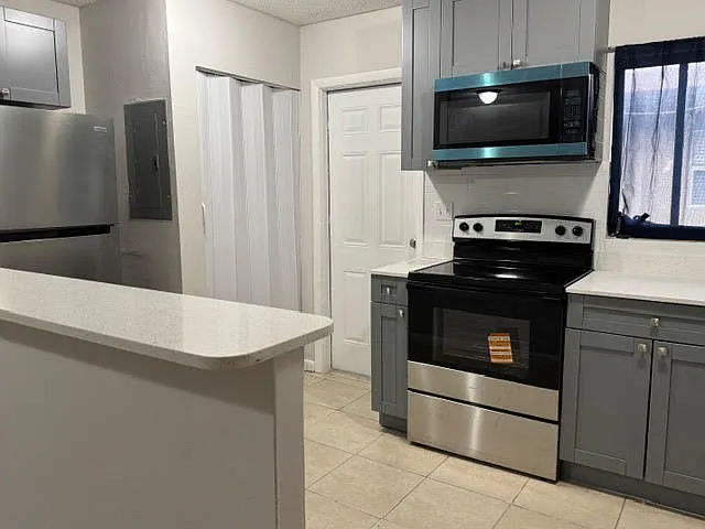 2 bed, 1.0 bath, 1000 sqft, $1,825 — Photo 2