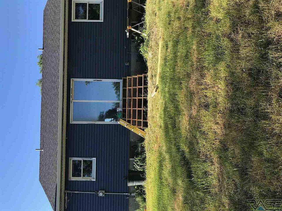 2nd image of 307 E 9th St