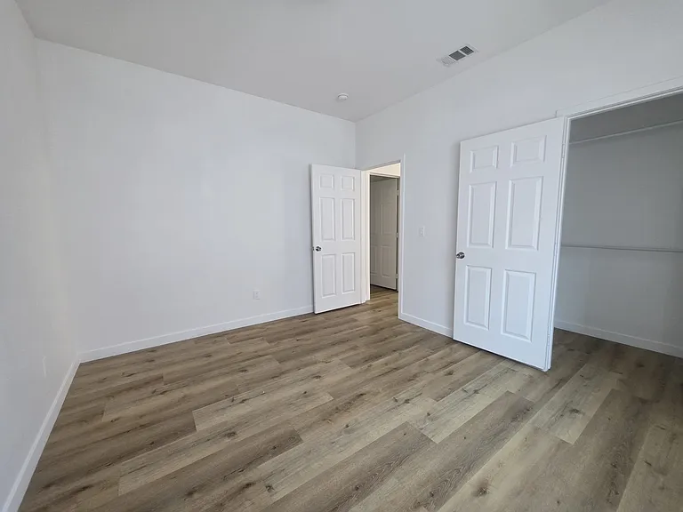 1209 W King St — Photo 19