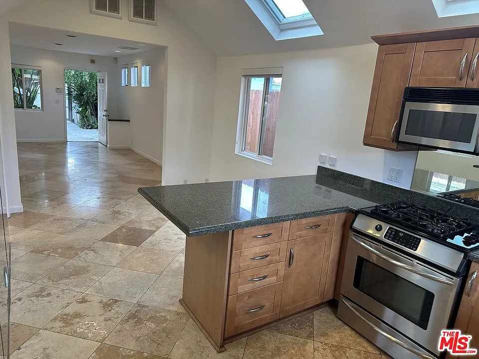 2 bed, 2.0 bath, 1006 sqft, $4,350 — Photo 4