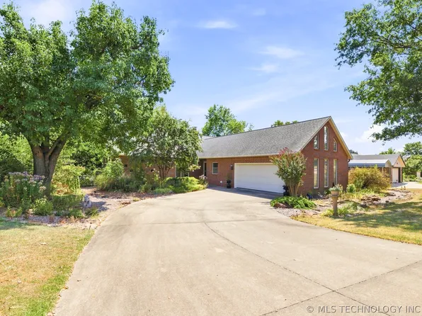 1022 N Douglas Dr, Claremore, OK 74017